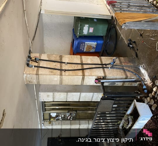 צינורות מים מחוברים לקיר עם ברזים